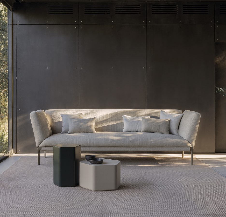 outdoor collection - livit xl sofa with high armrest
