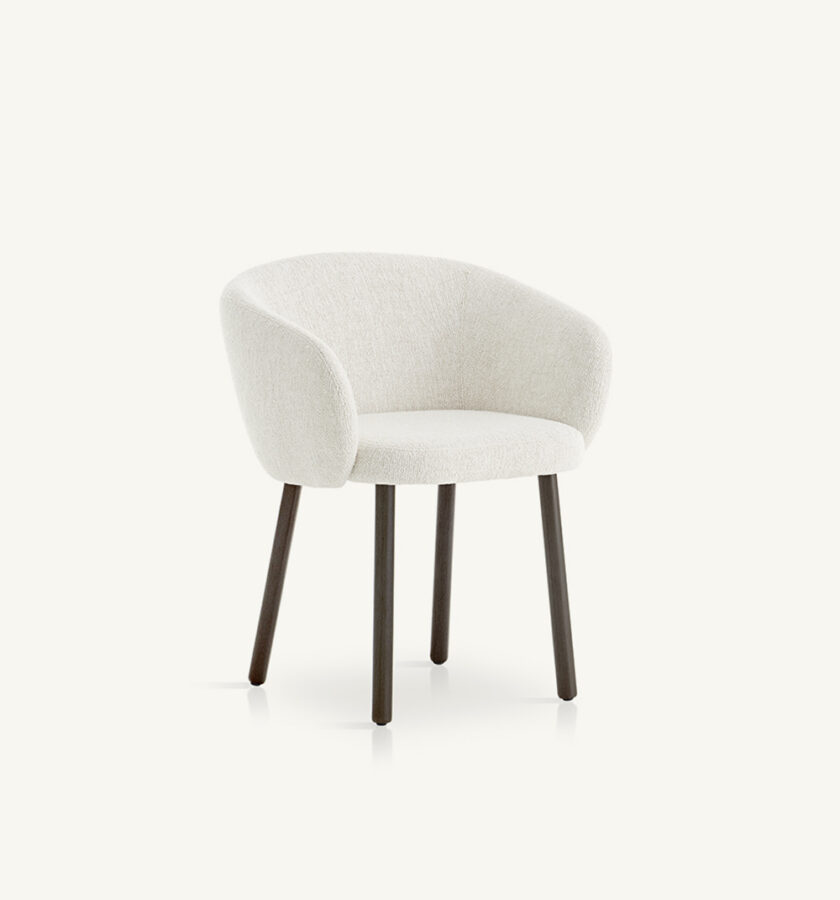 Sillón tapizado con patas de madera Huma