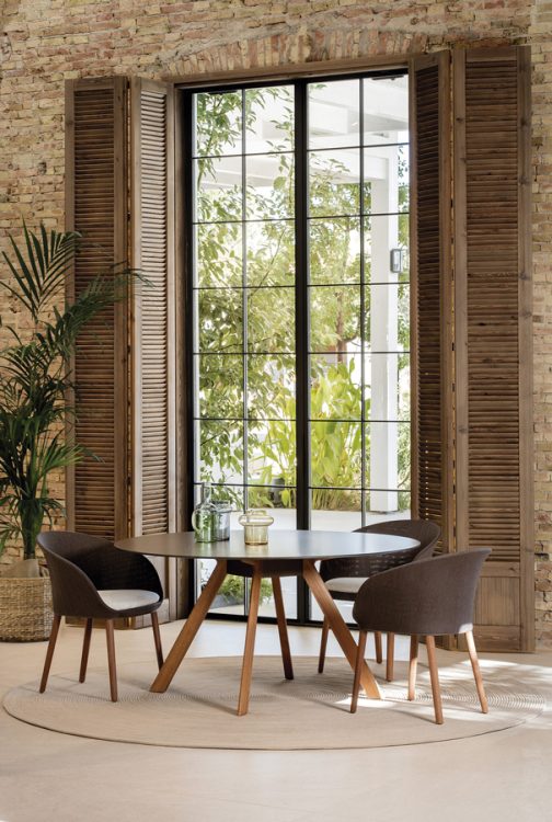 meuble d'extérieur - table ronde avec pieds en bois