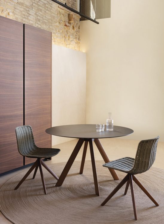 meuble d'extérieur - table ronde avec pieds en bois atrivm