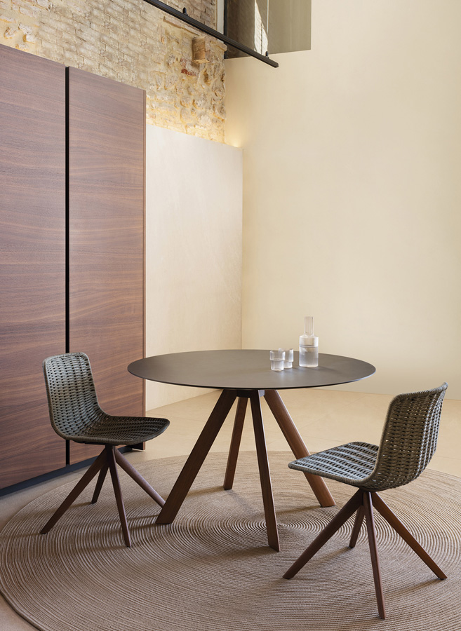 muebles de exterior - mesa redonda con patas de madera atrivm outdoor