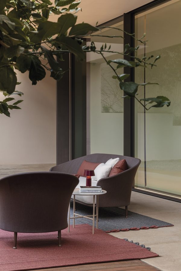 outdoor kollektion - hochwertige luxus-sofas für außenbereich und garten - sofa mit niedriger rückenlehene liz