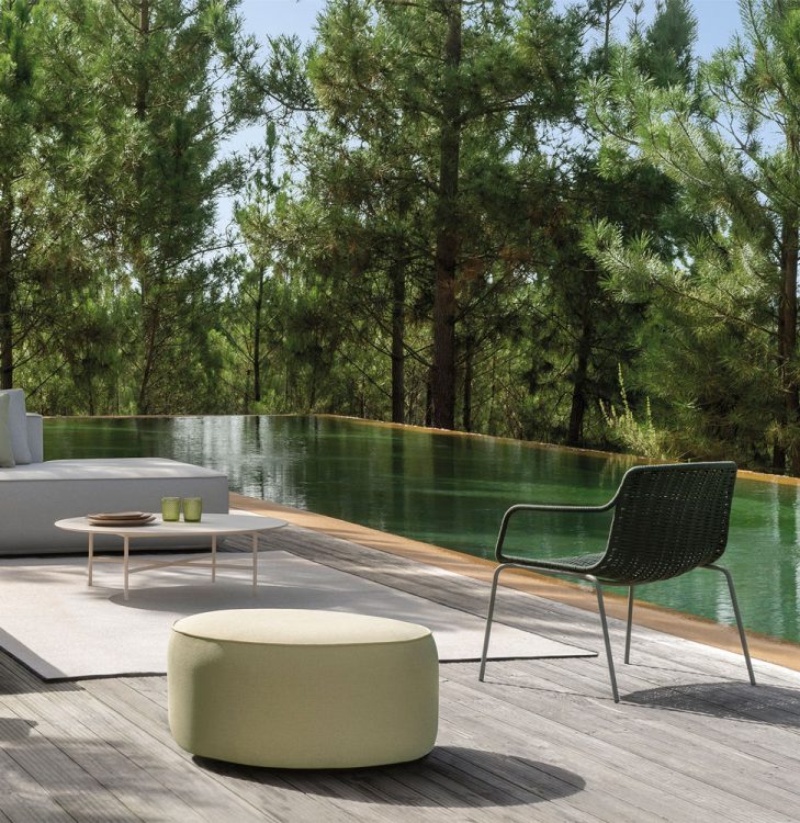 outdoor kollektion - hochwertige luxus-sofas für außenbereich und garten - sitzpuff plump