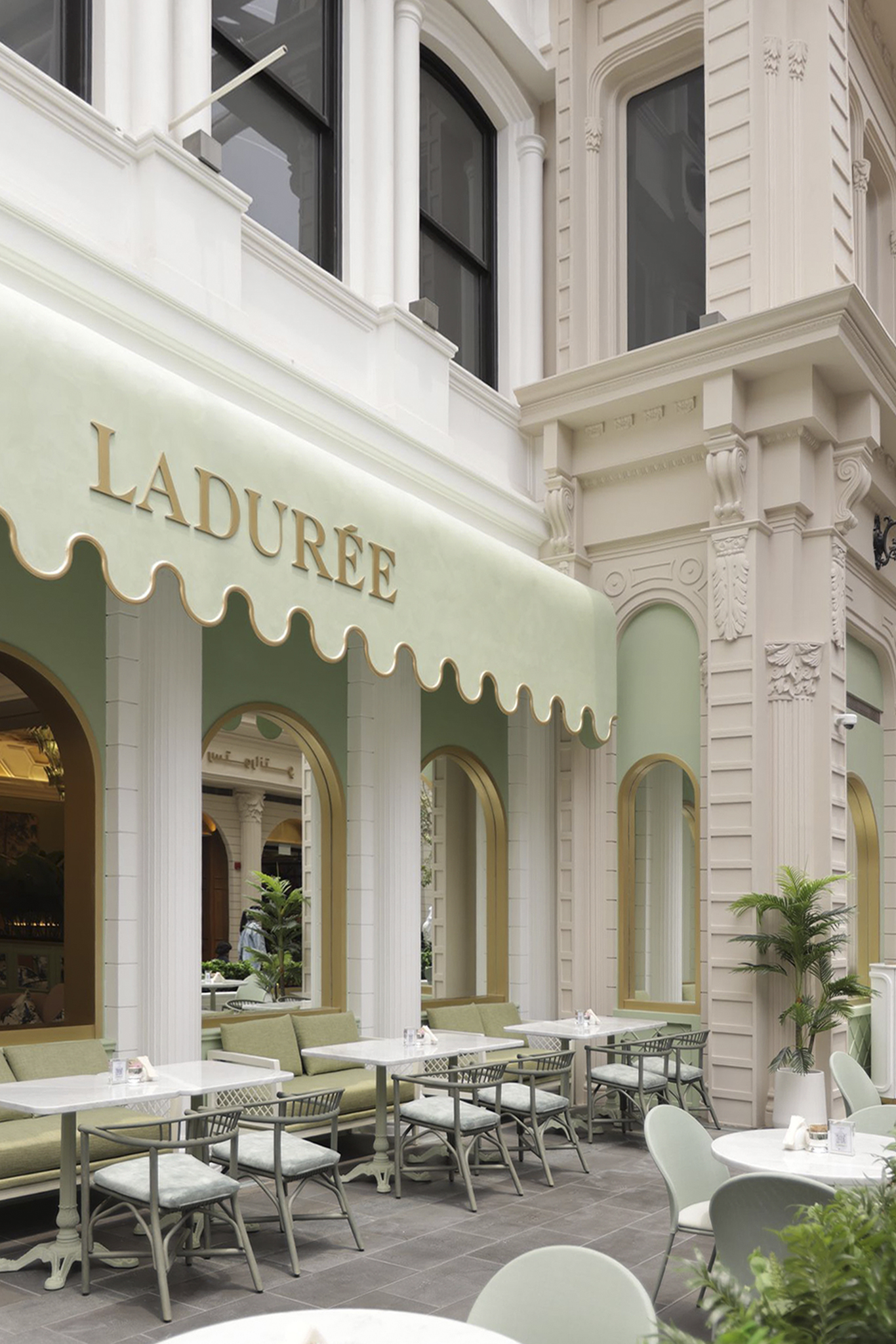 projets - projets d'intérieur - restaurants - mobilier méditerranéen et macarons chez ladurée