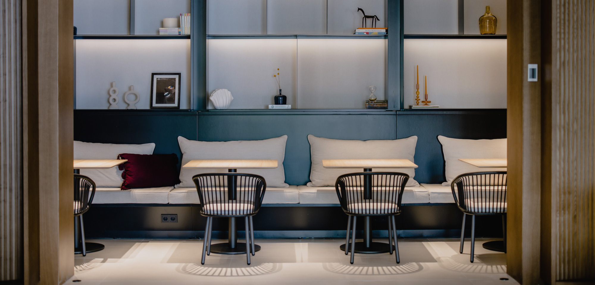 rattan chairs or how to conquer the world of contract