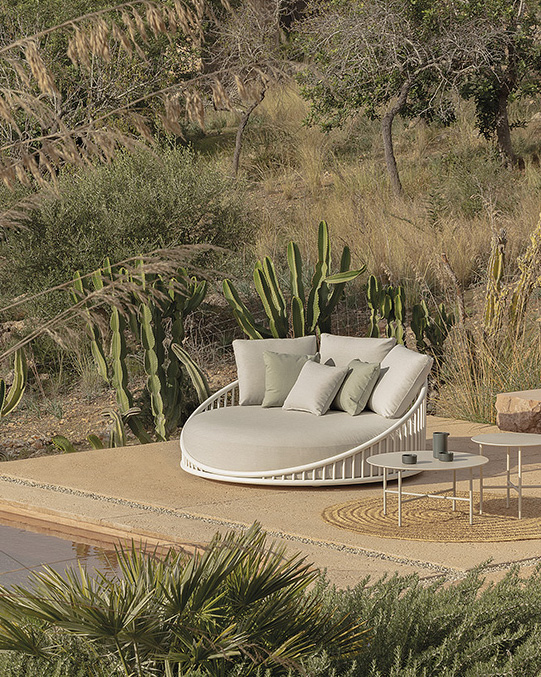 outdoor collection - high quality luxury outdoor and garden furniture - cask round daybed