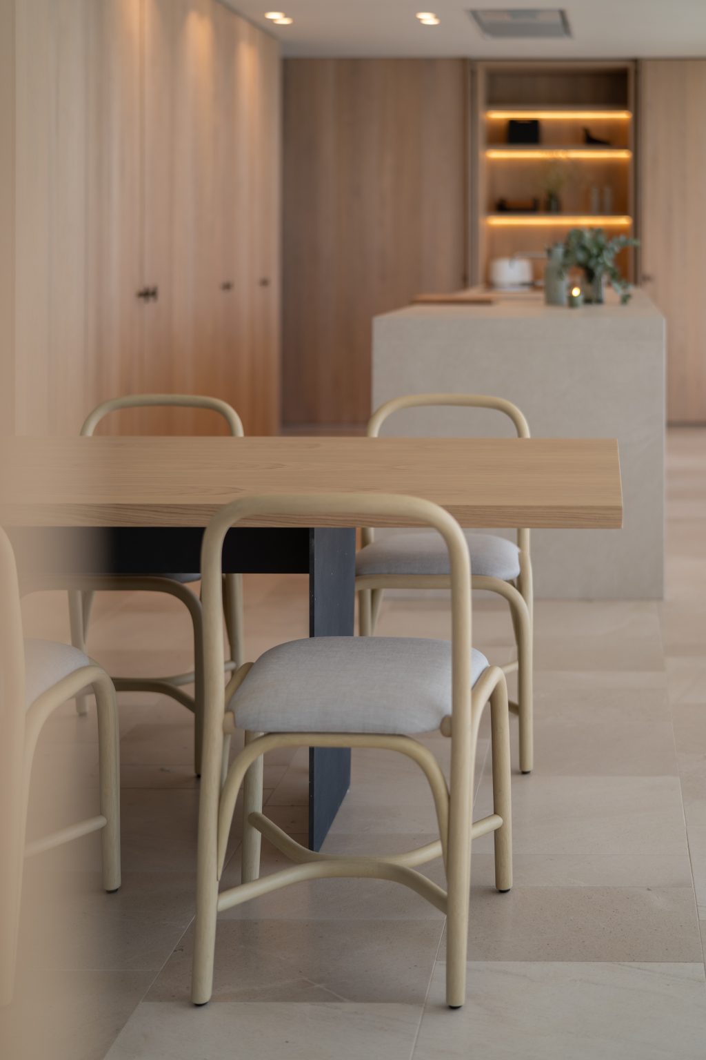 Indoor mediterranean minimalism in rattan and wood | Expormim