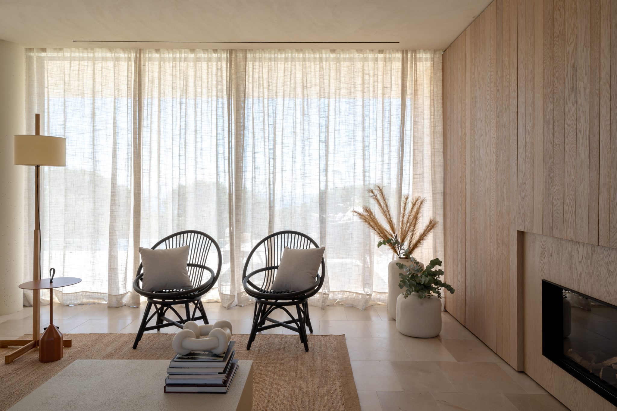 Indoor mediterranean minimalism in rattan and wood | Expormim