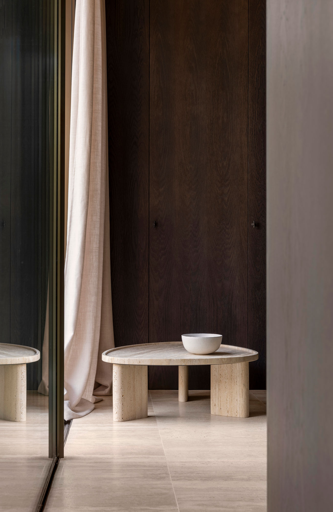 tables basses - table basse triangulaire en travertin meridies