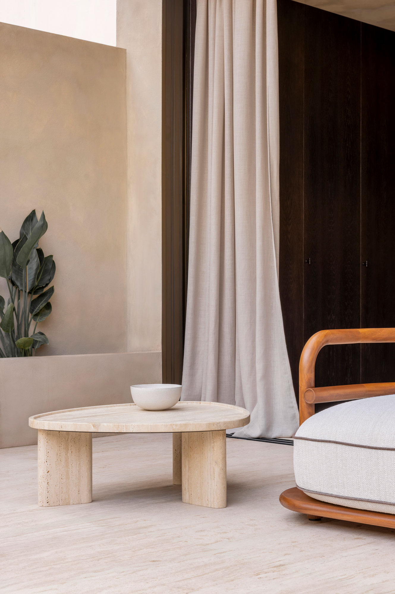 tables basses - table basse triangulaire en travertin meridies