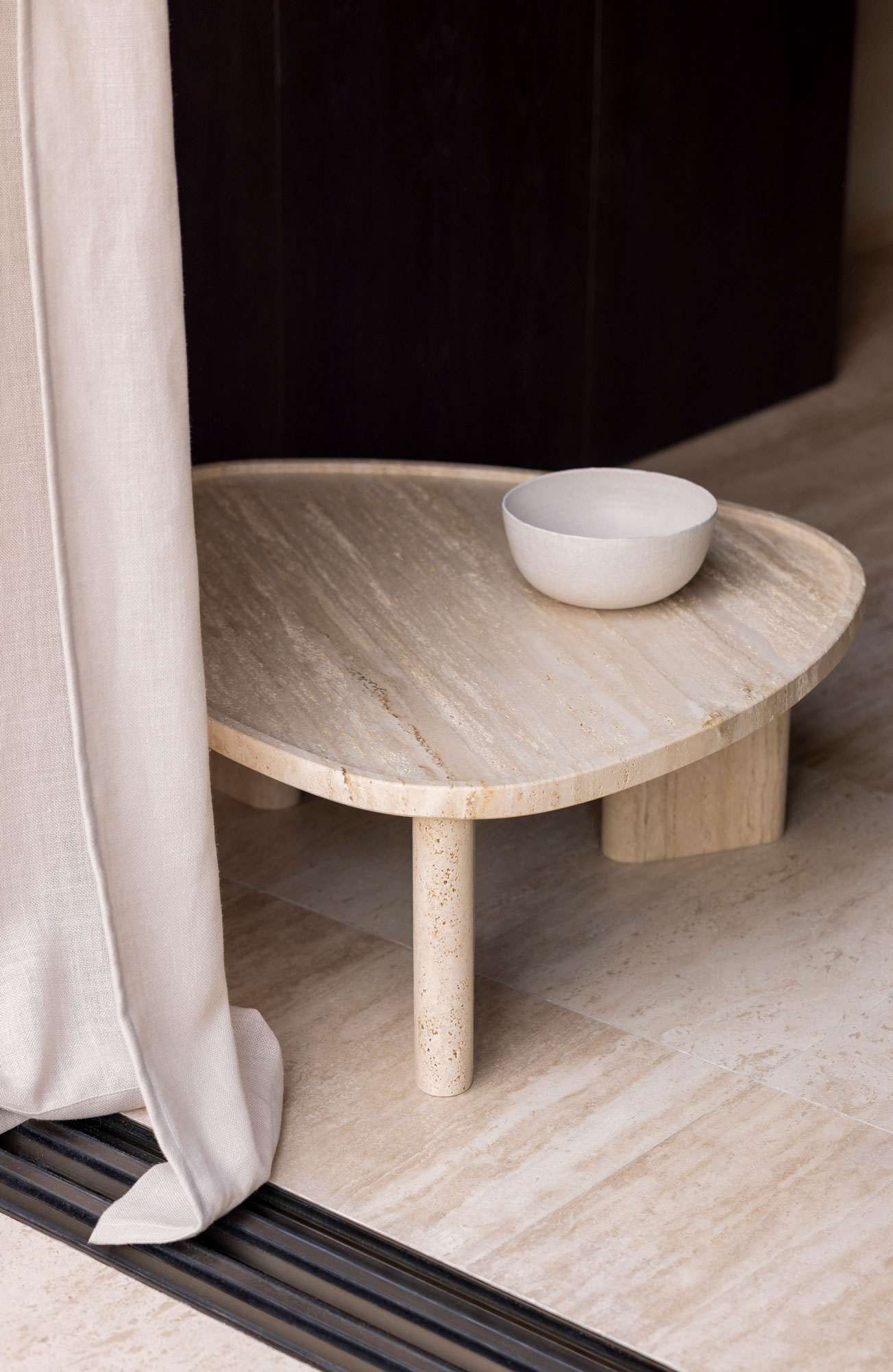 tables basses - table basse triangulaire en travertin meridies